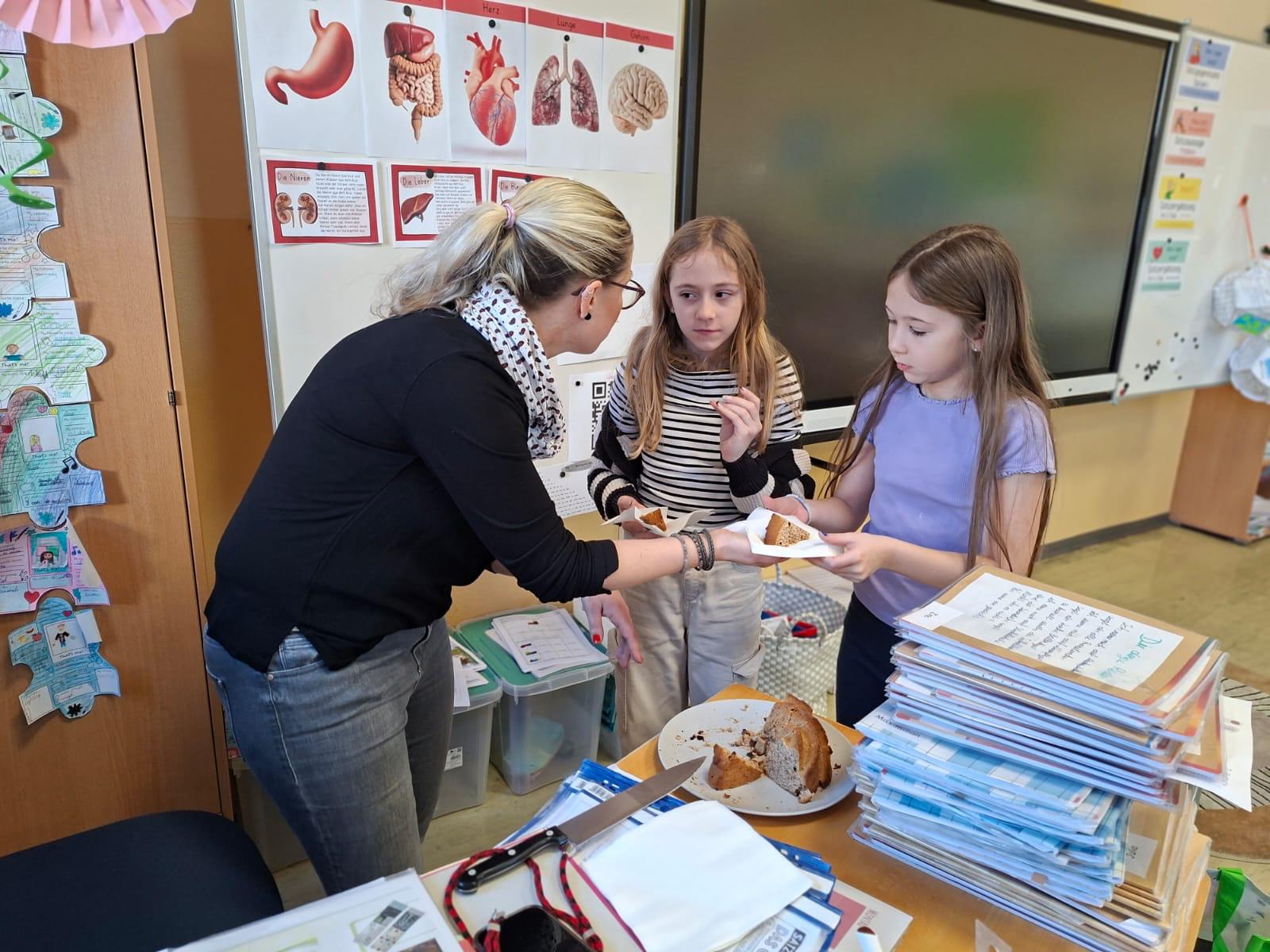 Einen Kuchen mit der Bibel backen
